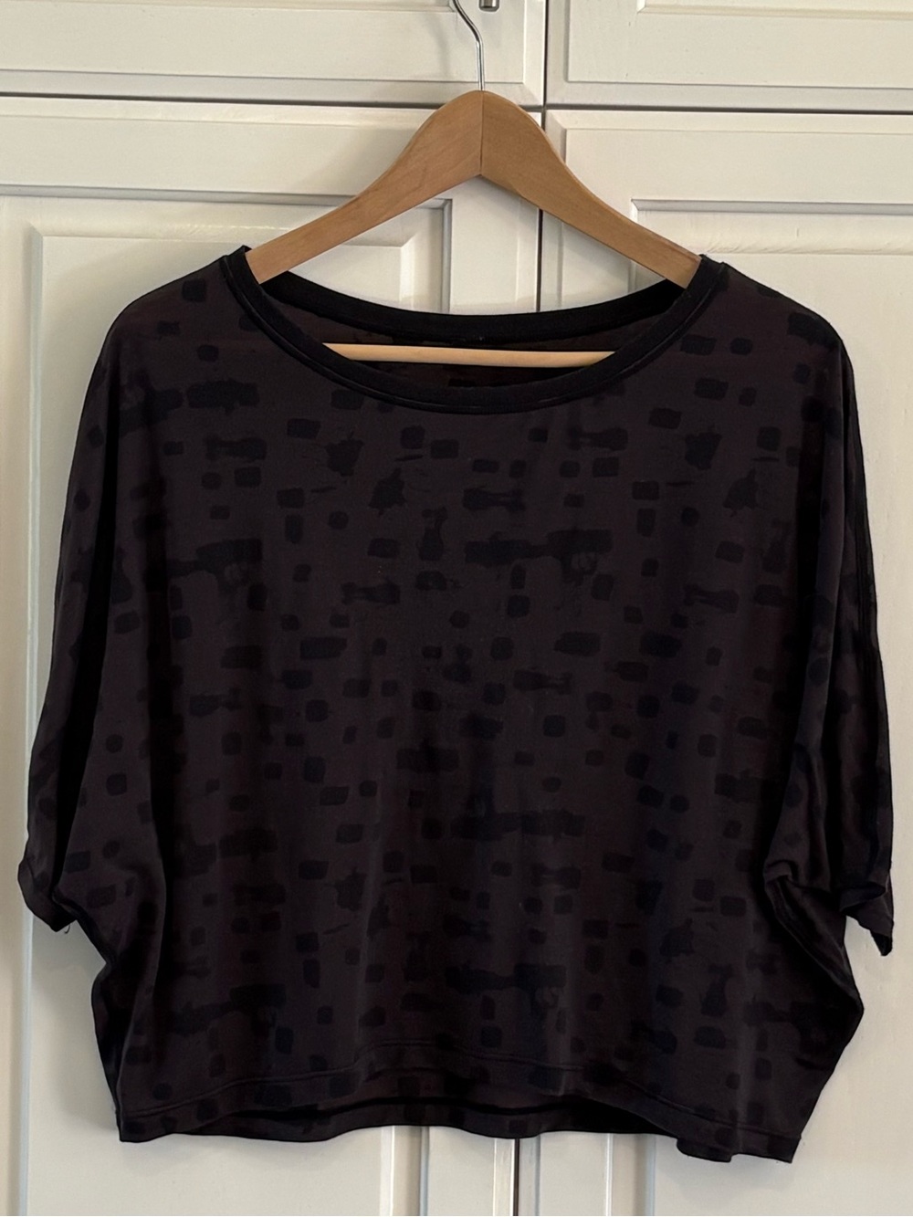 LULULEMON Black lightweight crop top in Medium